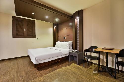 仁川市HOTEL airport June的配有一张床和一张书桌的酒店客房