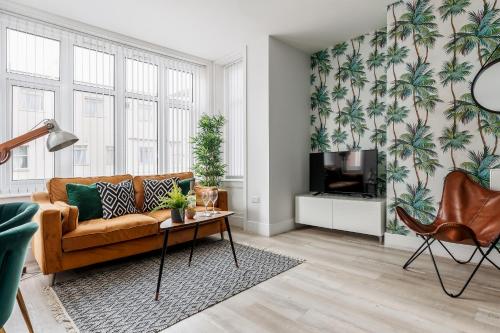 伯恩茅斯Sea Breeze Apartments的带沙发和电视的客厅