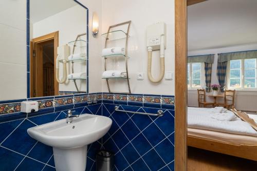 什平德莱鲁夫姆林Pension Slunečnice & Restaurace Farma的一间带水槽和镜子的浴室