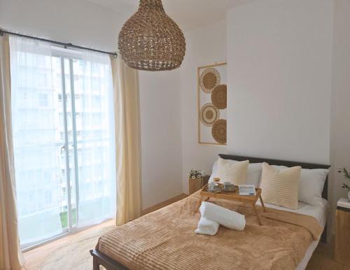 宿务The Traveller's Haven Airbnb的一间卧室设有一张床和一个大窗户