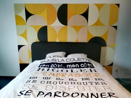 FloreffeLa Citronnade的一间卧室配有一张黄色和黑色墙壁的床