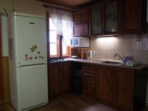 小莫拉夫卡Domeček Karlov的厨房配有白色冰箱和木制橱柜。