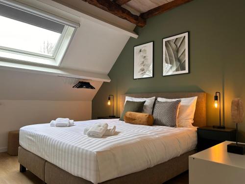 OpglabbeekHotel De Hoogmolen的卧室配有一张大白色床和窗户
