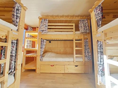 拉布雷斯Le Chalet des Belles Roches proche pistes的小木屋内带两张双层床的客房