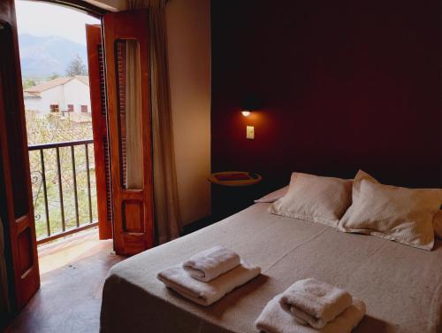 卡法亚特Hotel REAL CAFAYATE的一间卧室配有一张床,上面有两条毛巾