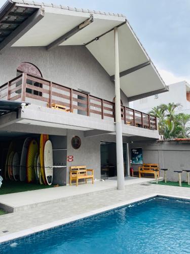 里约热内卢Surf'O Hostel的一个带游泳池和阳台的房子