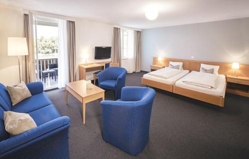 莱茵费尔登斯池艾瑞酒店的酒店客房,配有床和椅子