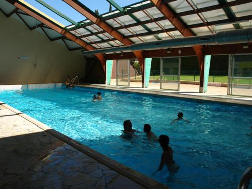 CapenduJolie maison de village的一群人在游泳池游泳