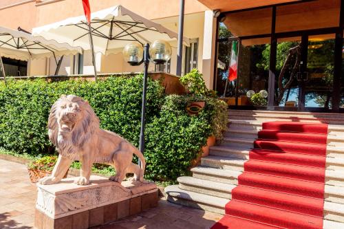 威尼斯丽都威尼斯2000酒店的狮子雕像,在一座红地毯建筑前面