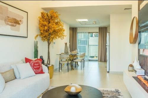迪拜Autumn Falls, 2 Bedroom full service equipped appartement的客厅配有沙发和桌子