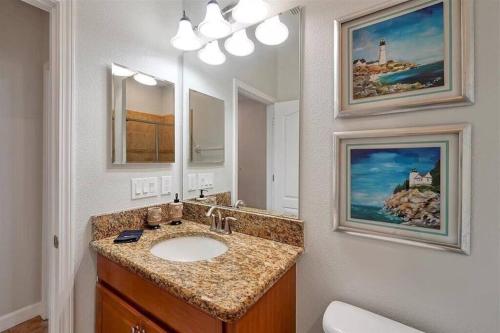 基西米Lovely new Townhome paradise的一间带水槽和大镜子的浴室