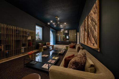 马略卡岛帕尔马Sant Jaume Design Hotel的客厅配有沙发和桌子
