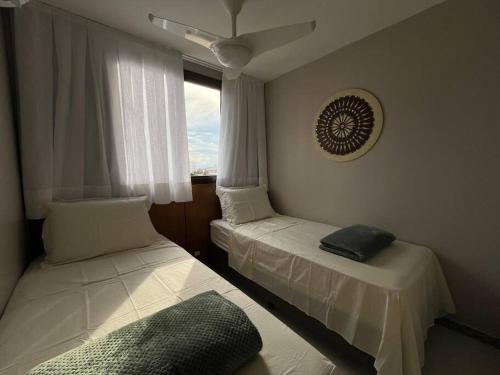 维拉维尔哈Mar & Descanso Itaparica的带窗户的客房内的两张床
