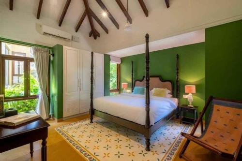 DamanhûrVilla Beheira的一间卧室设有一张床和绿色的墙壁