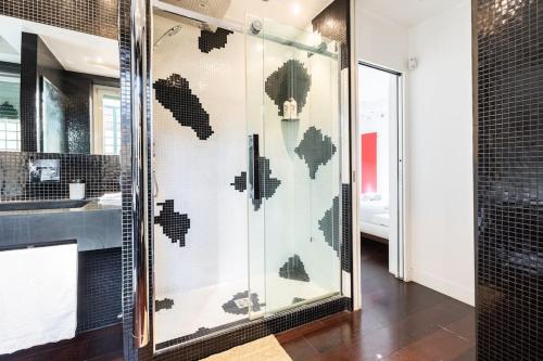 罗马Luxury appartment 250mt for lovers的一个带水槽的玻璃淋浴间