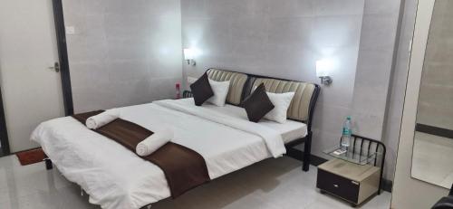 巴加Tony's Inn Baga Apartment的卧室配有一张带白色床单和枕头的大床。