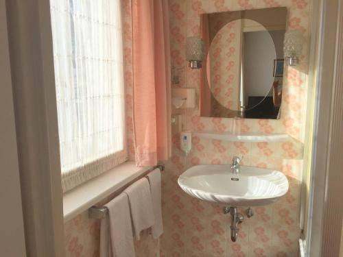 杜塞尔多夫比斯马克酒店的一间带水槽和镜子的浴室