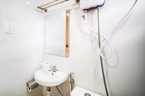 圣巴勃罗Villa Soledad Garden Resort的白色的浴室设有水槽和镜子