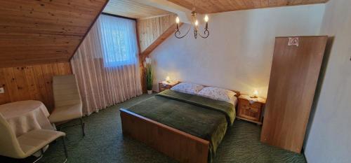 耶泽尔采萨尔马季奇酒店的卧室配有床、椅子和窗户。
