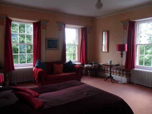 奥斯顿菲尔德斯丹斯霍普馆酒店的一间卧室配有一张床、一张沙发和窗户。