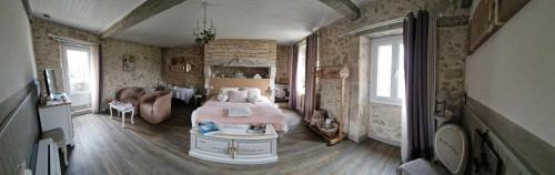 VianneAu Clair de Vianne的一间卧室配有一张床和一张桌子