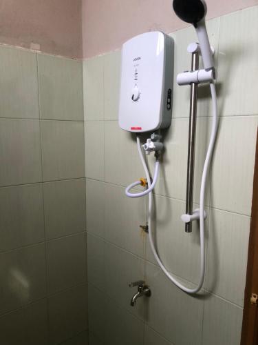 Pasir MasA & Z Roomstay的带淋浴的浴室(带白色水箱)