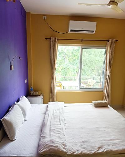 索拉哈Rhinoceros Homestay的一间卧室设有一张大床和窗户