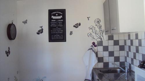 佩尔纳勒丰泰纳拉多洛尔住宿加早餐旅馆的墙上有蝴蝶标志的厨房