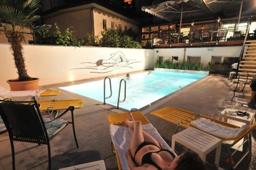 卢塞恩罗斯里宾馆的躺在游泳池旁椅子上的女人