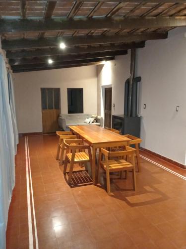 科洛尼亚卡罗亚casa de campo, Bodega Di Candi的一间带木桌和椅子的用餐室