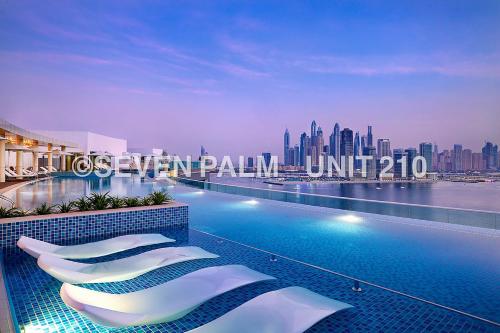 迪拜Luxus-Studio mit Private Beach in Top-Lage, Meerblick & Infinity Pool!的酒店游泳池享有城市景观