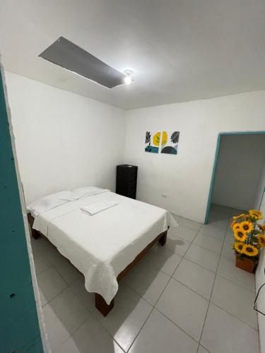 利比里亚Tourquesa Excellent WiFi Private的一间白色客房内的床铺卧室