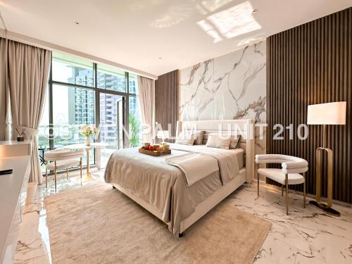 迪拜Luxus-Studio mit Private Beach in Top-Lage, Meerblick & Infinity Pool!的一间卧室设有一张大床和一个大窗户