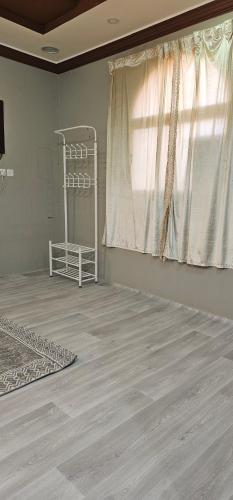 欧拉غرفة خاصة的客房设有窗户和木地板。