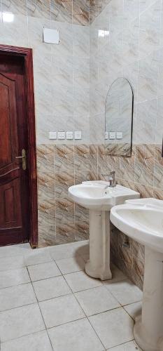 欧拉غرفة خاصة的浴室设有2个水槽和镜子