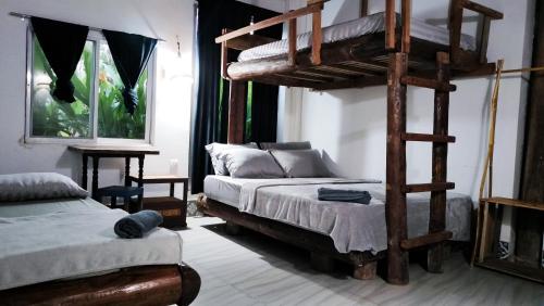 暹粒都市农家乐的一间卧室配有两张双层床和一张床