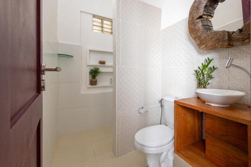 马瑙斯Hotel Casa do Bispo的浴室配有卫生间、盥洗盆和淋浴。