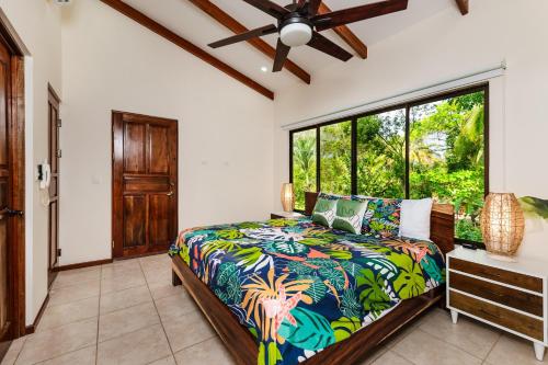 普拉亚弗拉明戈Pacific Garden Villas # 6 REEL PARADISE的一间卧室设有一张床和一个窗口