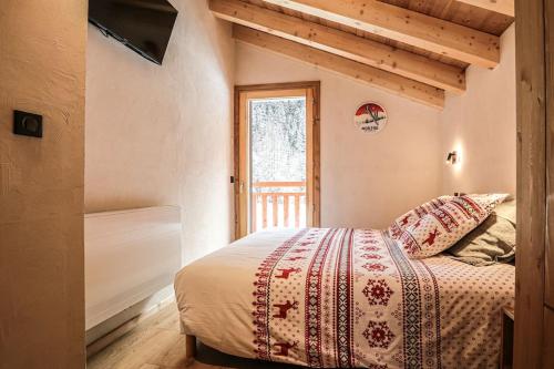 莫尔济讷Alpen Chalet的一间卧室设有一张床和一个窗口