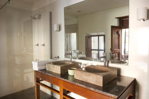 KānādukāttānSaratha Vilas Chettinad的一间带两个盥洗盆和大镜子的浴室