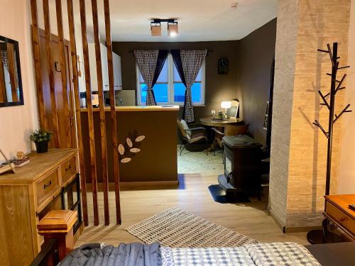 扎布利亚克Guest House Durmitor Paradise的一间带一张床的房间和一间带桌子的用餐室