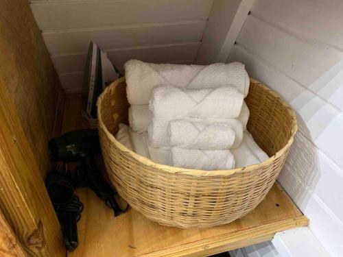 特雷热比奇Cashaw Cabin - Private A-frame Treasure Beach的房间里的一篮子里装满了毛巾