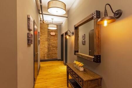 西邓迪Hip Urban Loft-Small Town Charm-124 LOFTS #2的走廊上设有镜子和鲜花桌