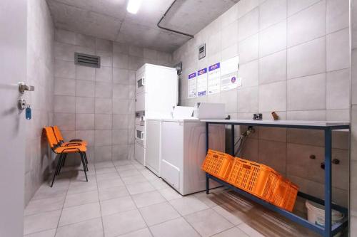 布宜诺斯艾利斯Apart de categoría con amenities y estacionamiento的厨房配有柜台、桌子和冰箱。