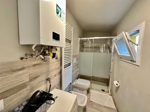 帕尔马Luxury Home in Centro Da Marghe by Revenue House的一间带卫生间和水槽的小浴室