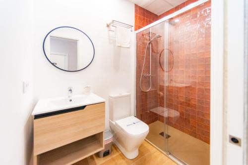 科尔多瓦Casa San Mateo的浴室配有卫生间、淋浴和盥洗盆。