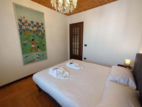 穆贾La Casa Veneta - Hostel的一间卧室配有一张床,上面有两条毛巾