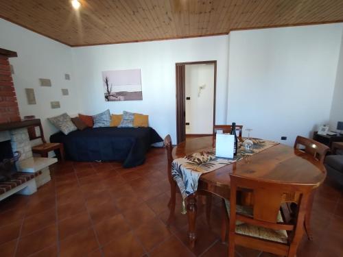 穆贾La Casa Veneta - Hostel的客厅配有沙发和桌子