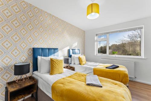 诺丁汉Stylish Nottingham House - Parking - Garden的一间卧室设有两张床和窗户。