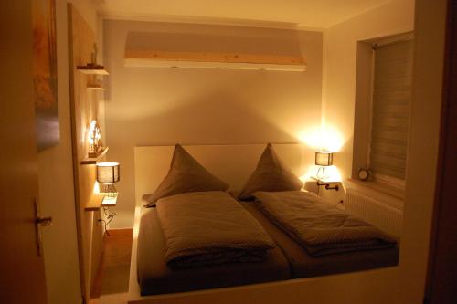 PobershauFerienwohnung Pörschke的一间卧室配有一张带两个枕头的床